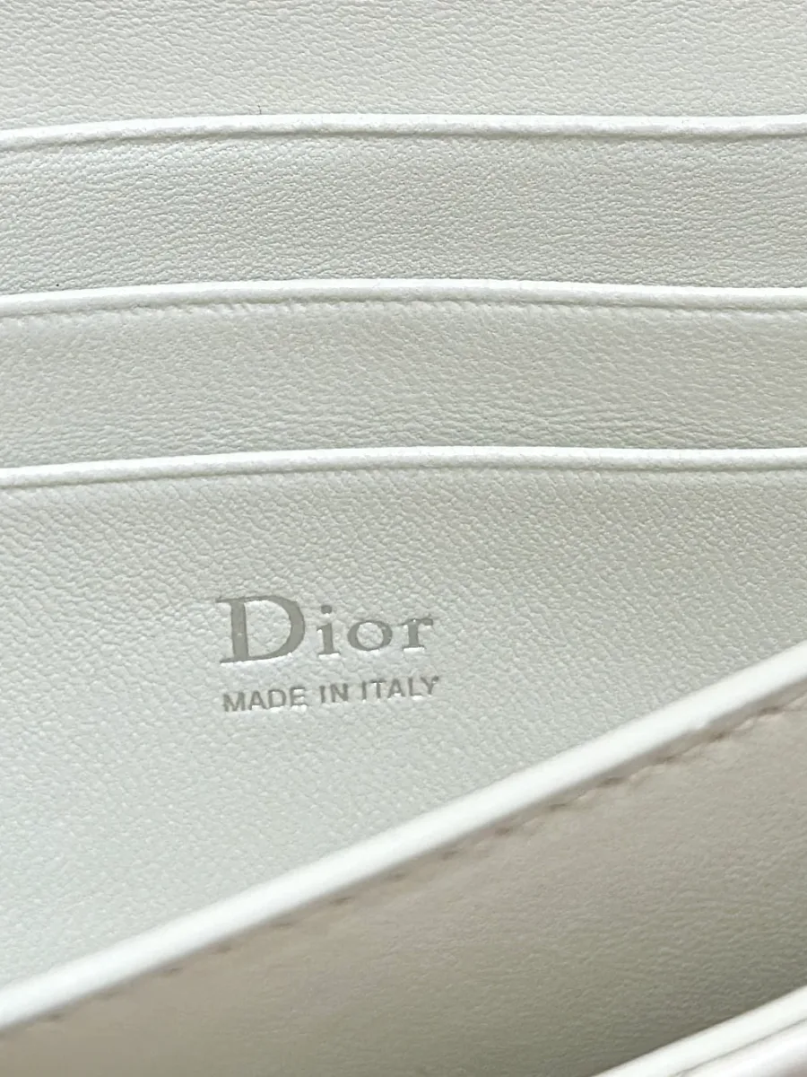 Внутреннее отделение сумки с тиснением Dior Made in Italy