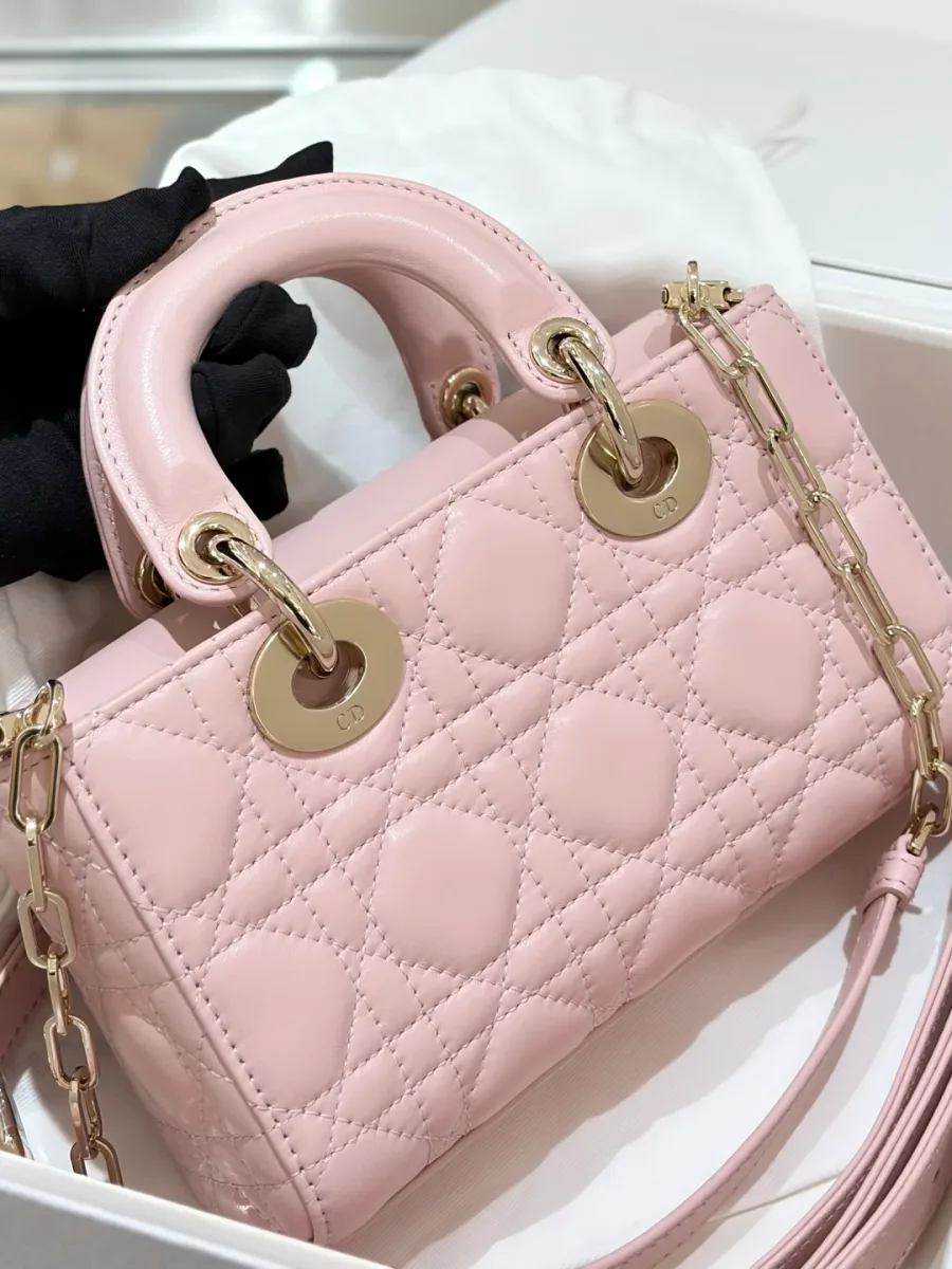 Розовая сумка Dior Lady D-Joy 19 со стеганым узором Cannage, вид спереди