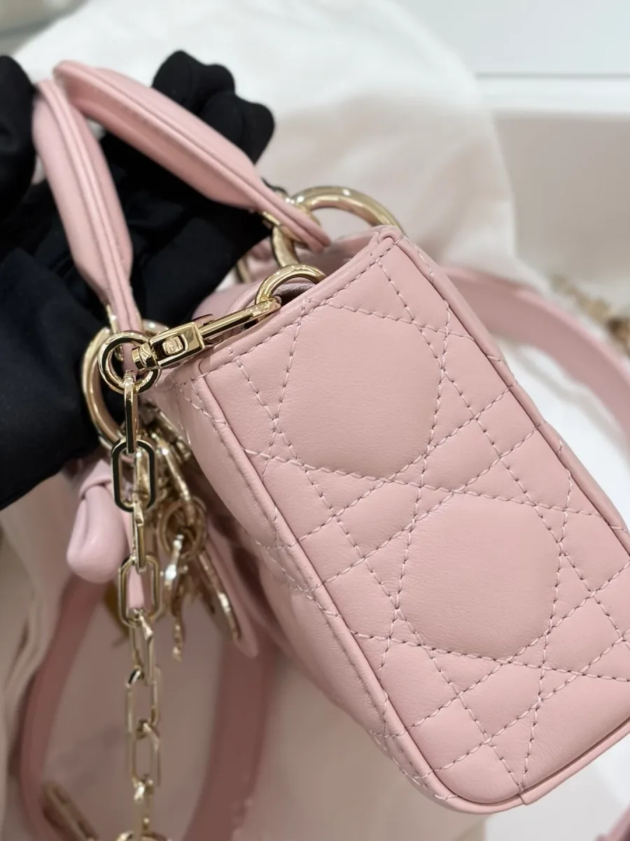 Розовая сумка Dior Lady D-Joy 19, вид сбоку, демонстрирующий ширину