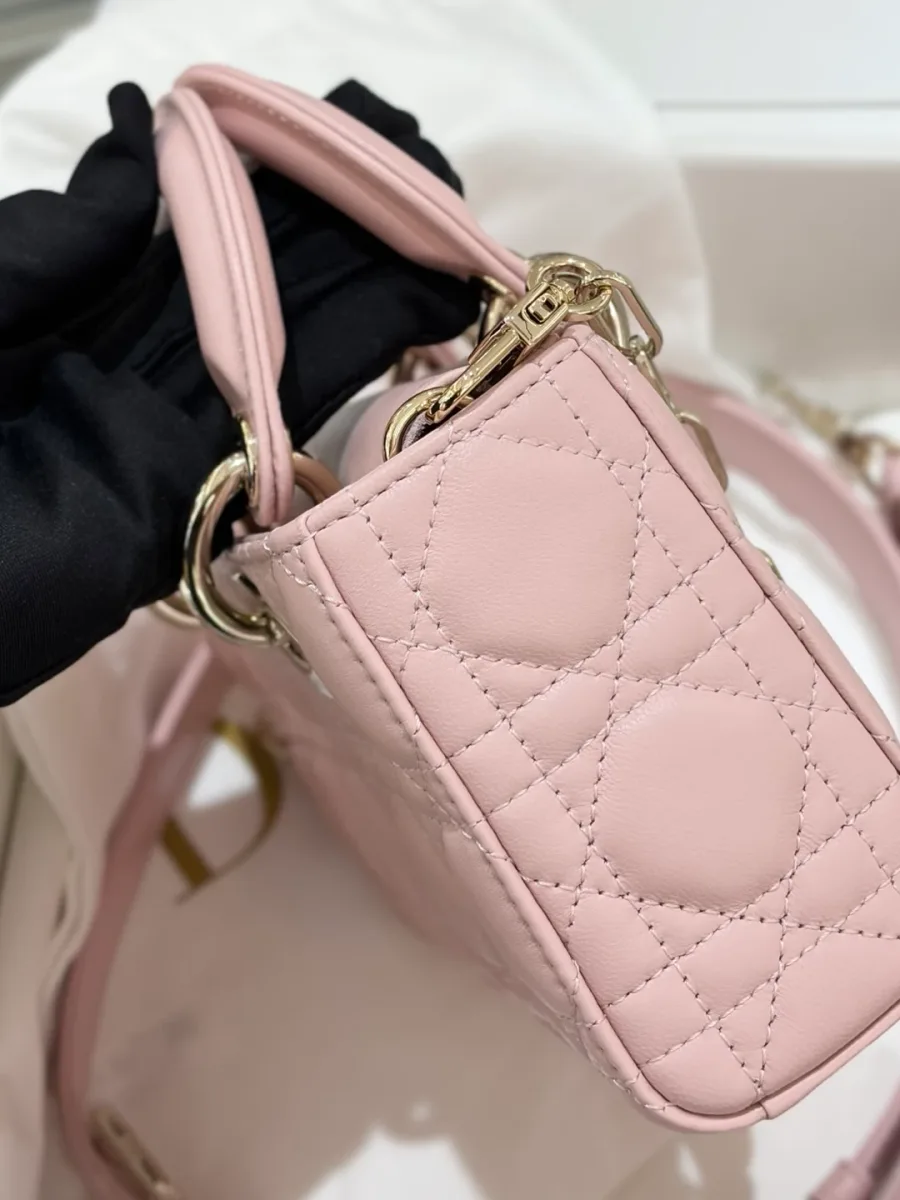 Розовая сумка Dior Lady D-Joy 19, вид сбоку с ручкой