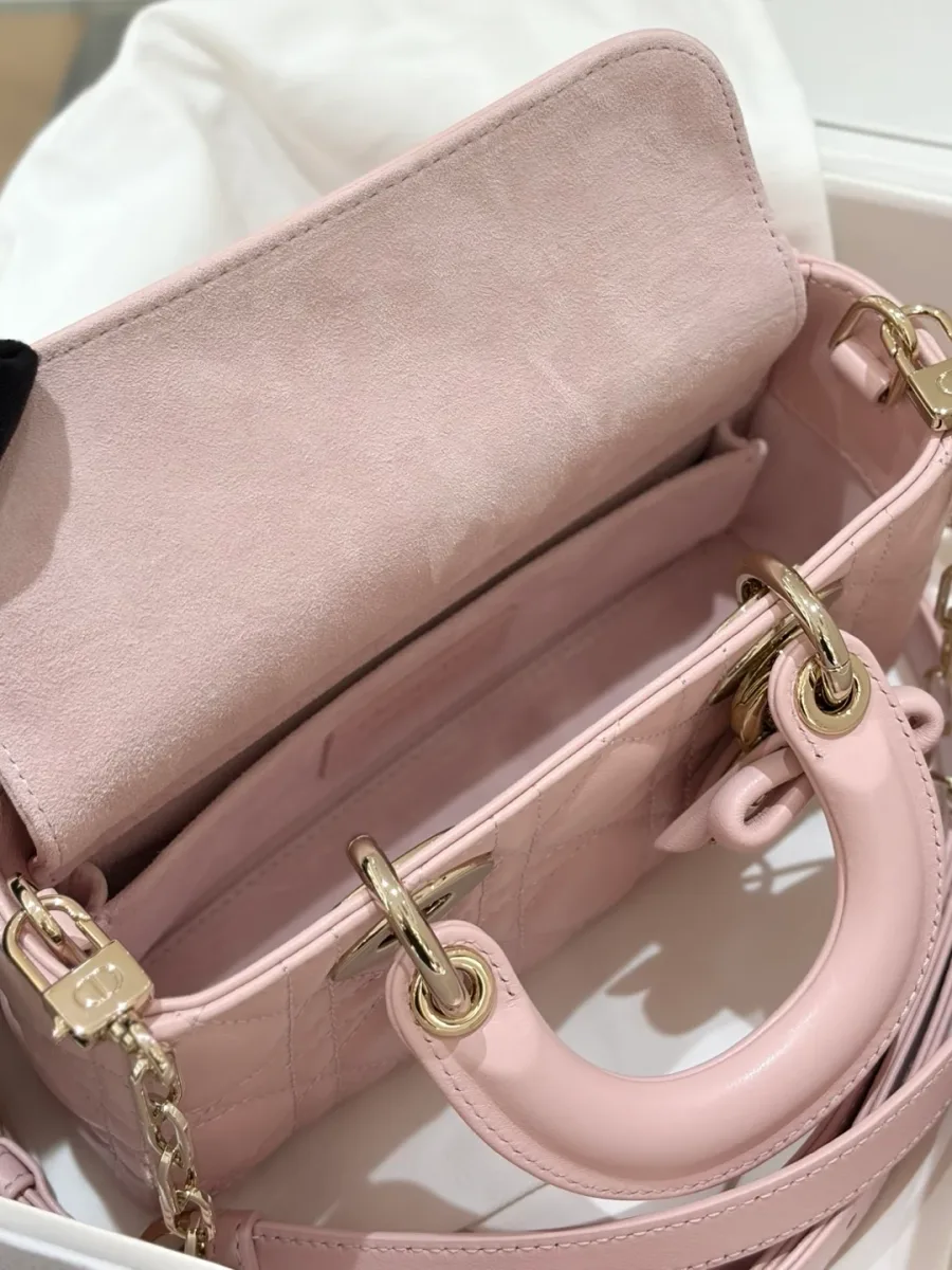 Открытая розовая сумка Dior Lady D-Joy 19, вид на внутреннее отделение