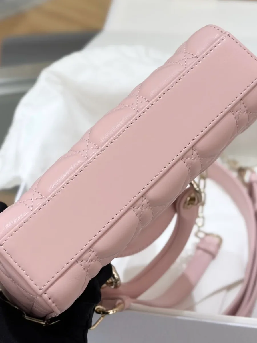 Розовая сумка Dior Lady D-Joy 19, вид снизу на кожаное дно