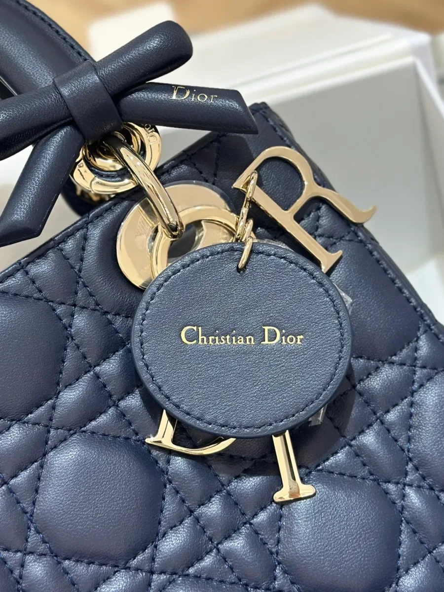 Обратная сторона кожаной подвески с тиснением Christian Dior