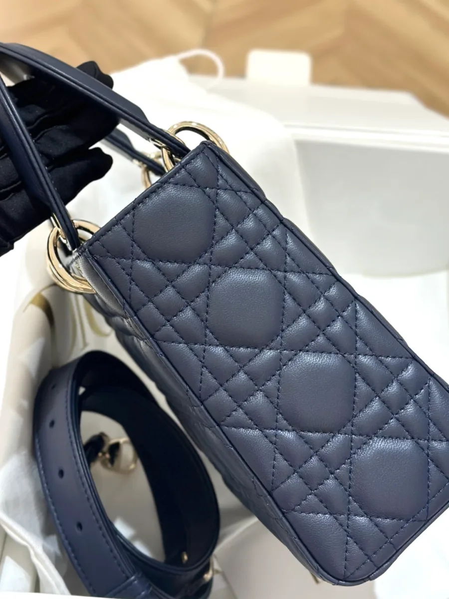 Боковая сторона синей сумки Lady Dior со стеганым узором Cannage