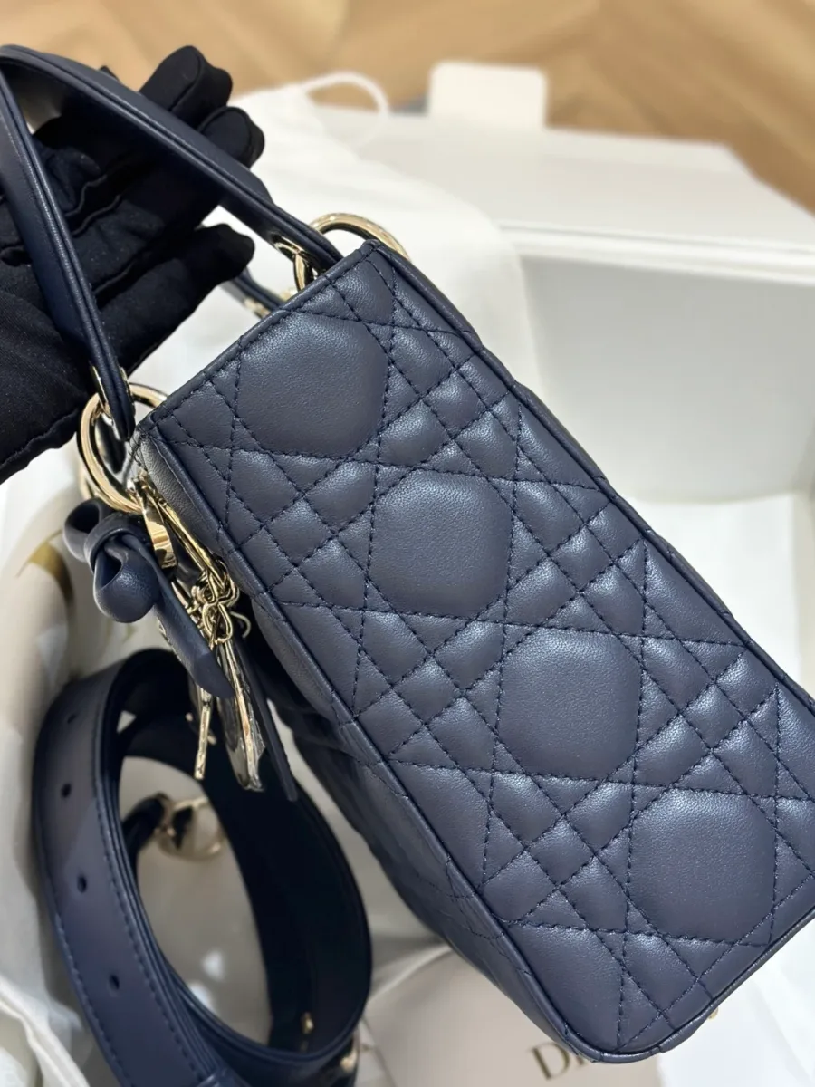 Вид сбоку на синюю сумку Lady Dior, демонстрирующий форму и швы