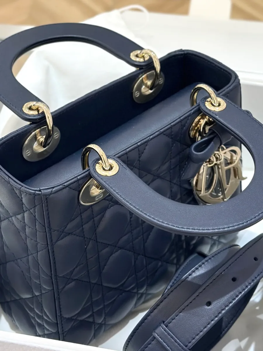 Вид сверху на открытую синюю сумку Lady Dior с ручками