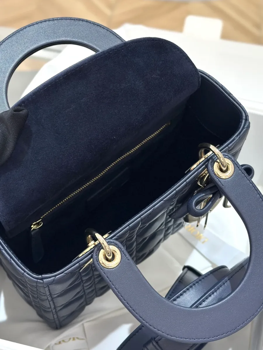 Внутреннее отделение синей сумки Lady Dior с замшевой подкладкой