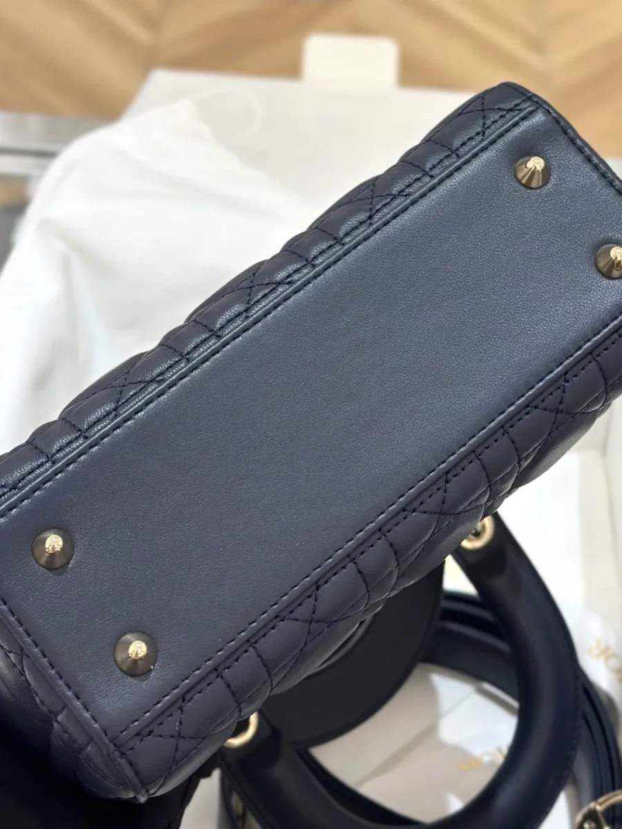 Нижняя часть синей сумки Lady Dior с четырьмя металлическими ножками