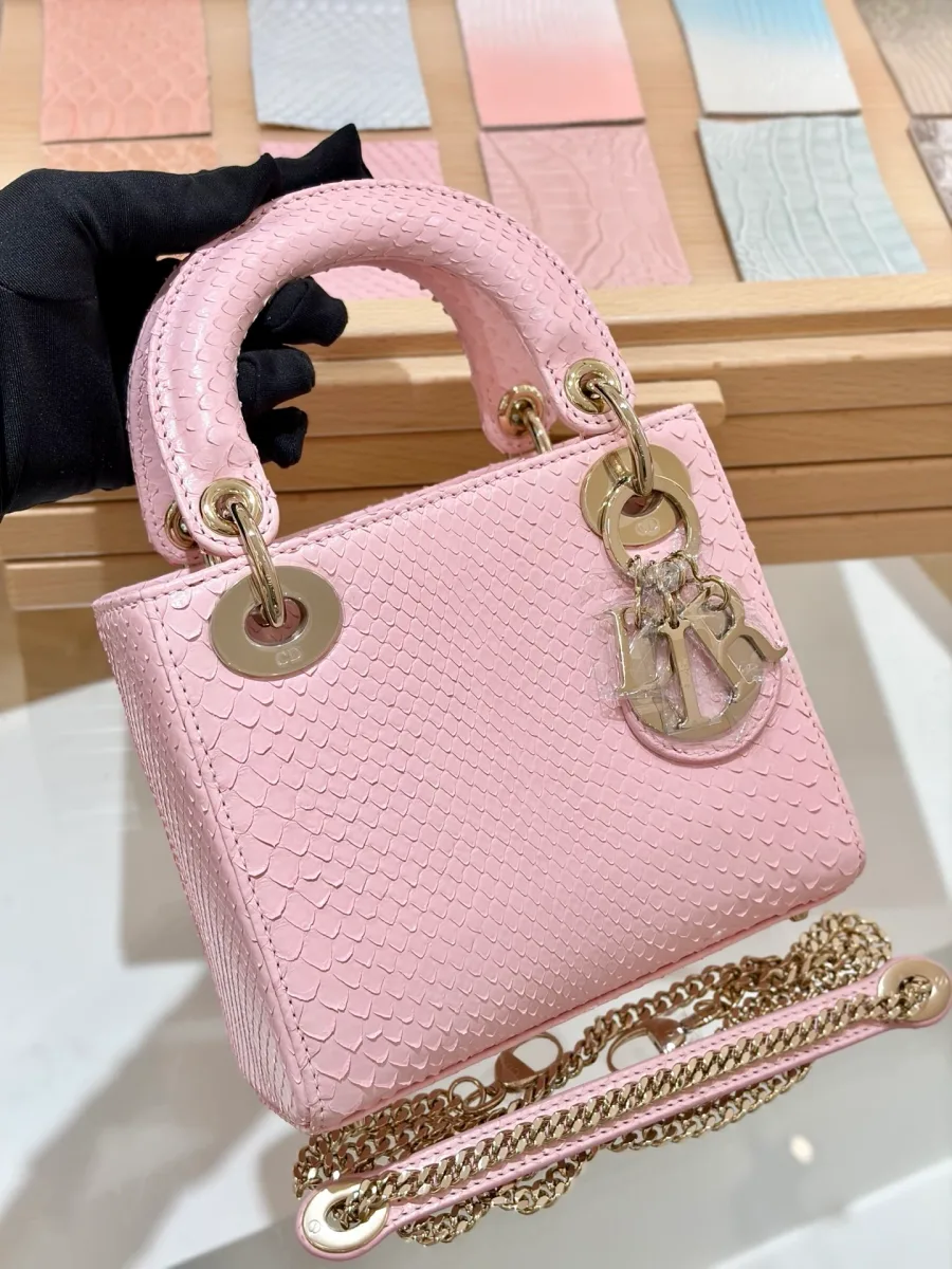 Розовая сумка Dior Lady 17 из кожи змеи, вид спереди с подвеской DIOR и ремнем-цепочкой