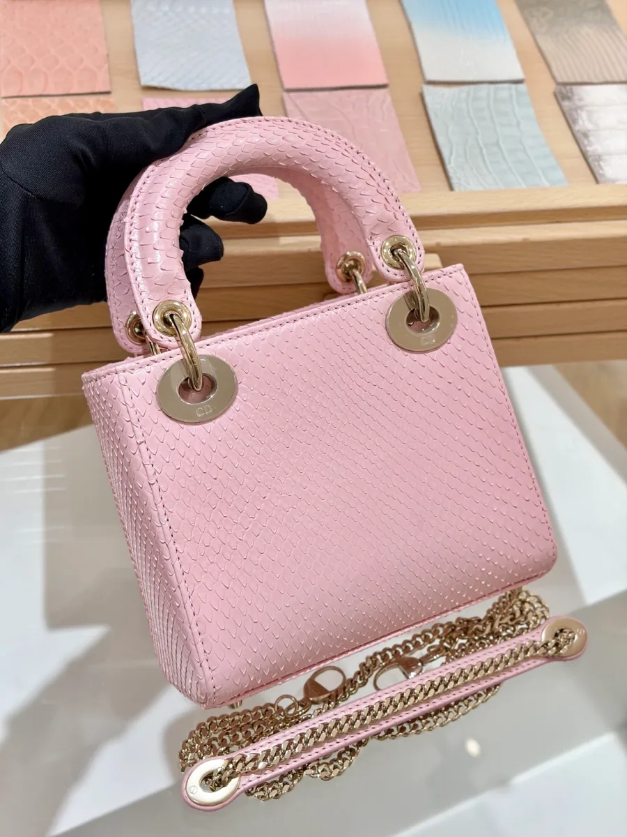 Розовая сумка Dior Lady 17 из кожи змеи, вид сзади с ручками и ремнем-цепочкой