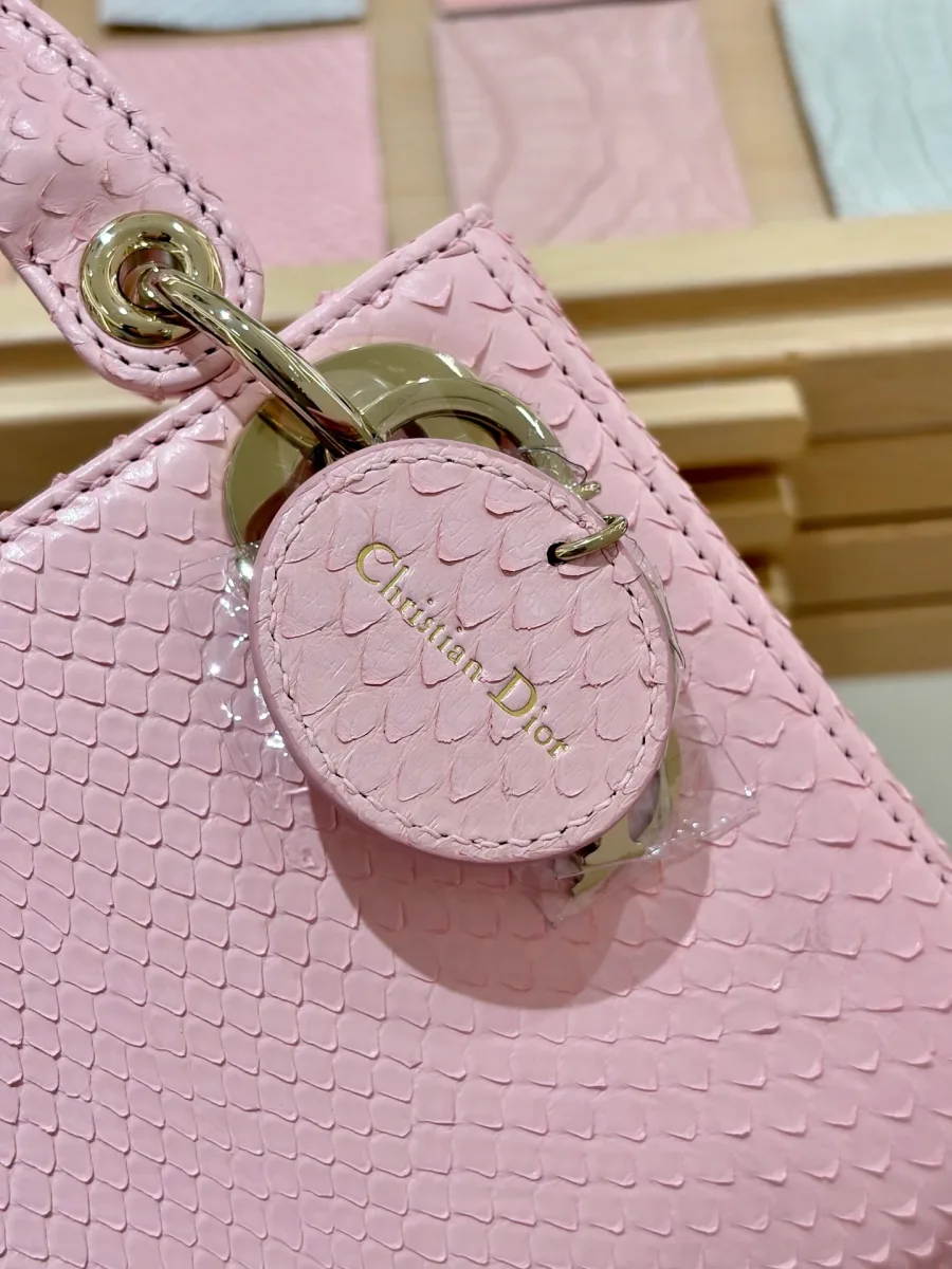 Крупный план крепления ручки и кожаного ярлыка с тиснением Christian Dior