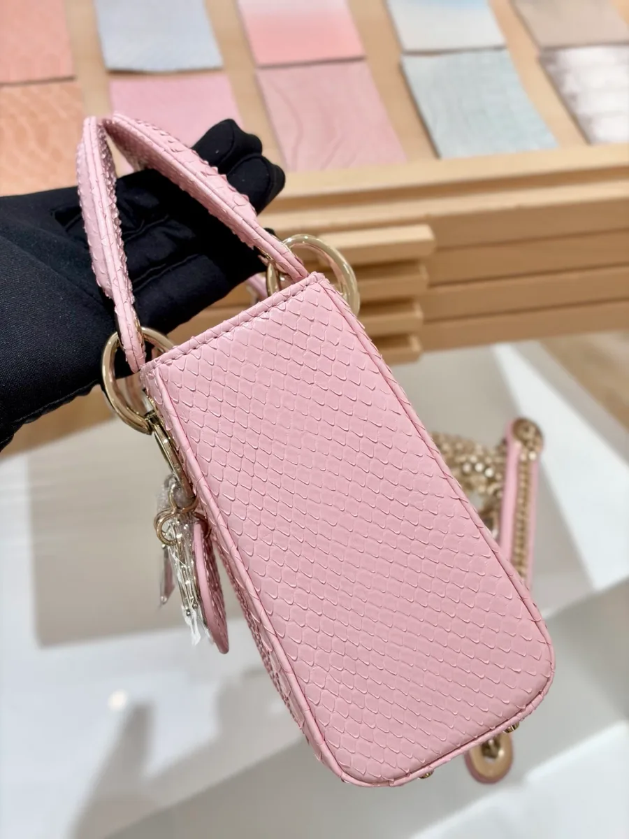 Розовая сумка Dior Lady 17 из кожи змеи, вид сбоку с плечевым ремнем