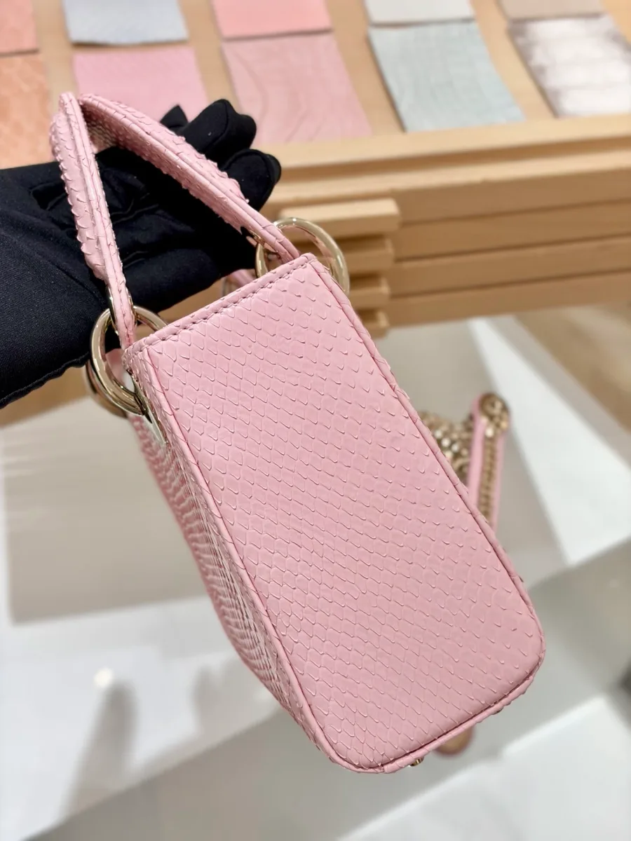 Розовая сумка Dior Lady 17 из кожи змеи, вид сбоку с другого ракурса