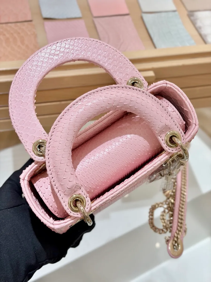 Розовая сумка Dior Lady 17 из кожи змеи, вид сверху на ручки и внутренний клапан