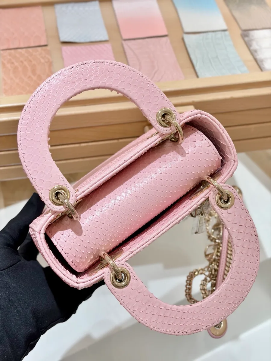 Розовая сумка Dior Lady 17 из кожи змеи, вид сверху с приоткрытым клапаном