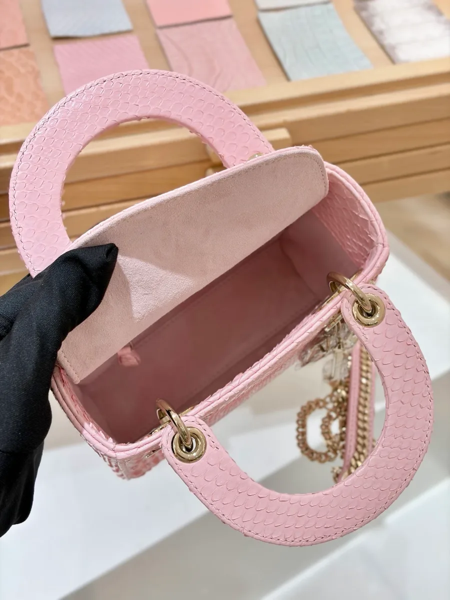 Розовая сумка Dior Lady 17 из кожи змеи, вид сверху на открытое внутреннее отделение