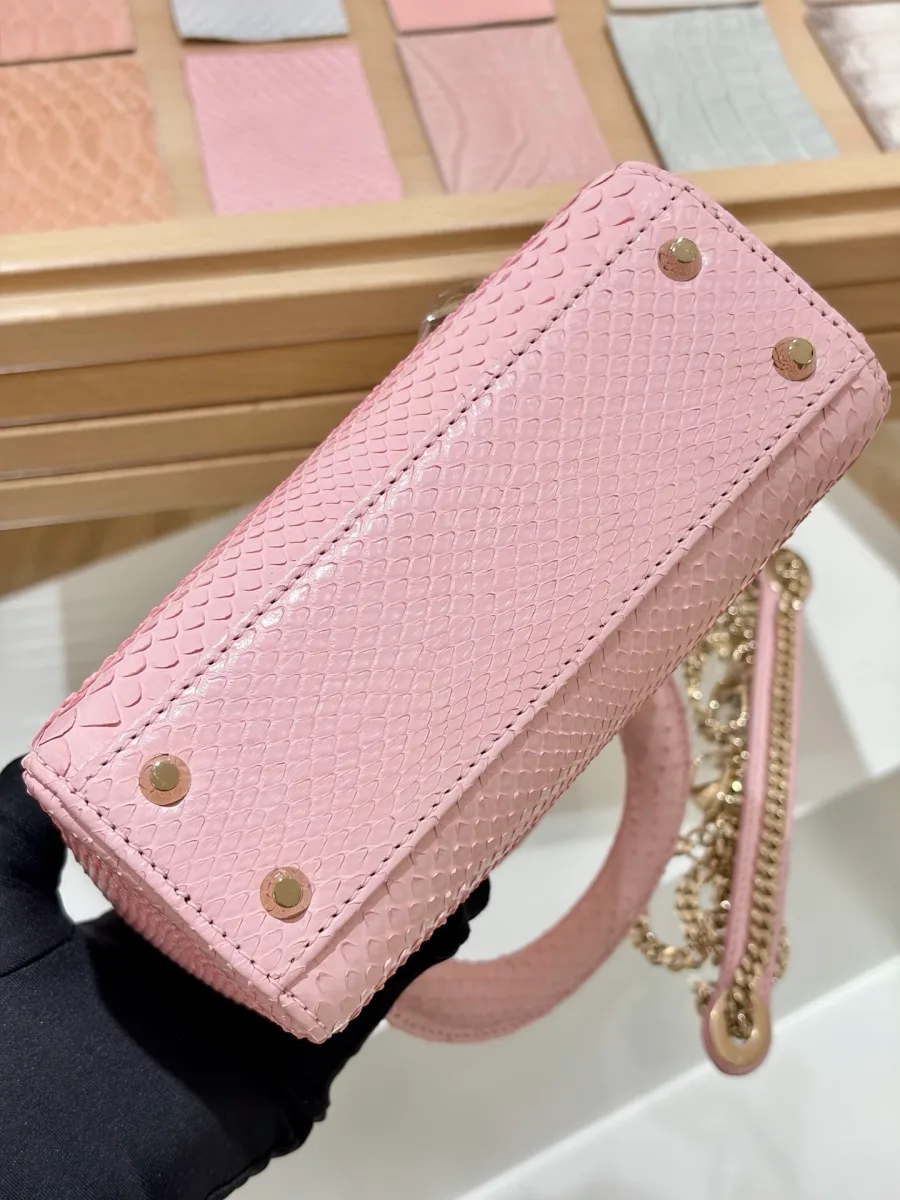 Розовая сумка Dior Lady 17 из кожи змеи, вид на дно с металлическими ножками