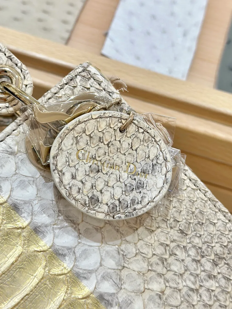 Крупный план кожаного ярлыка с тиснением Christian Dior