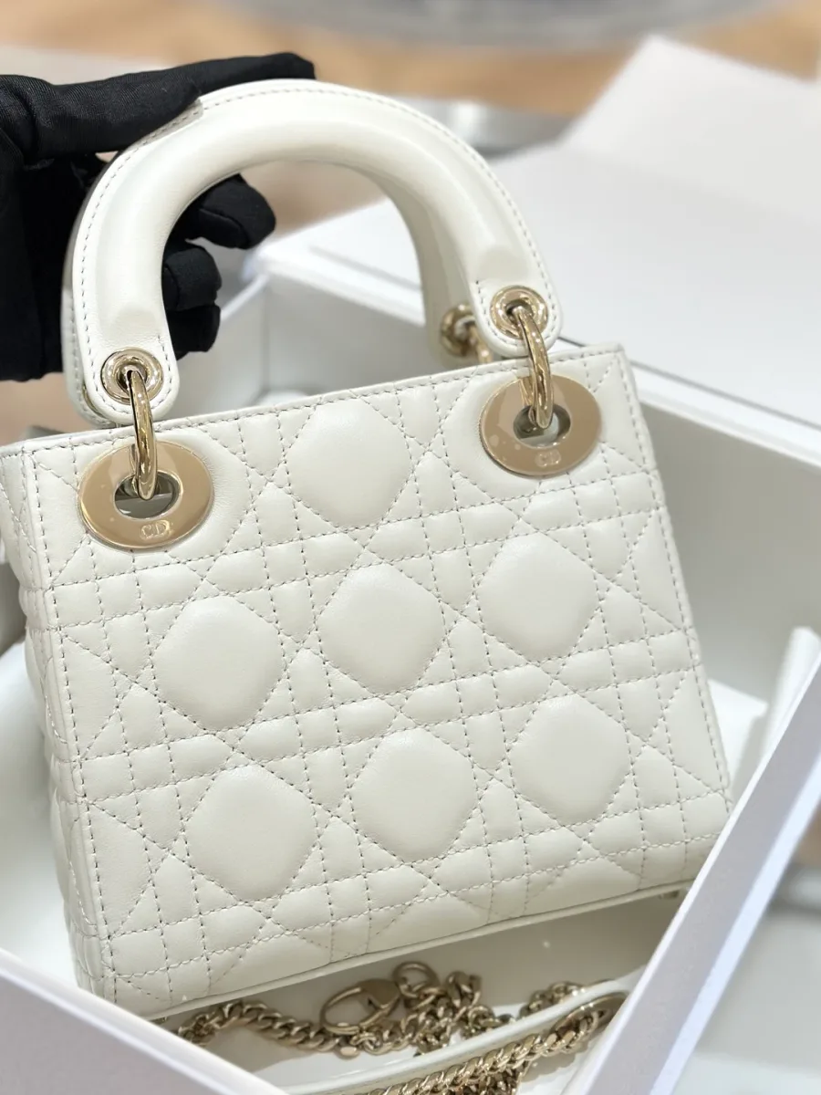 Вид спереди на белую сумку Dior Lady 17 с узором Cannage в коробке