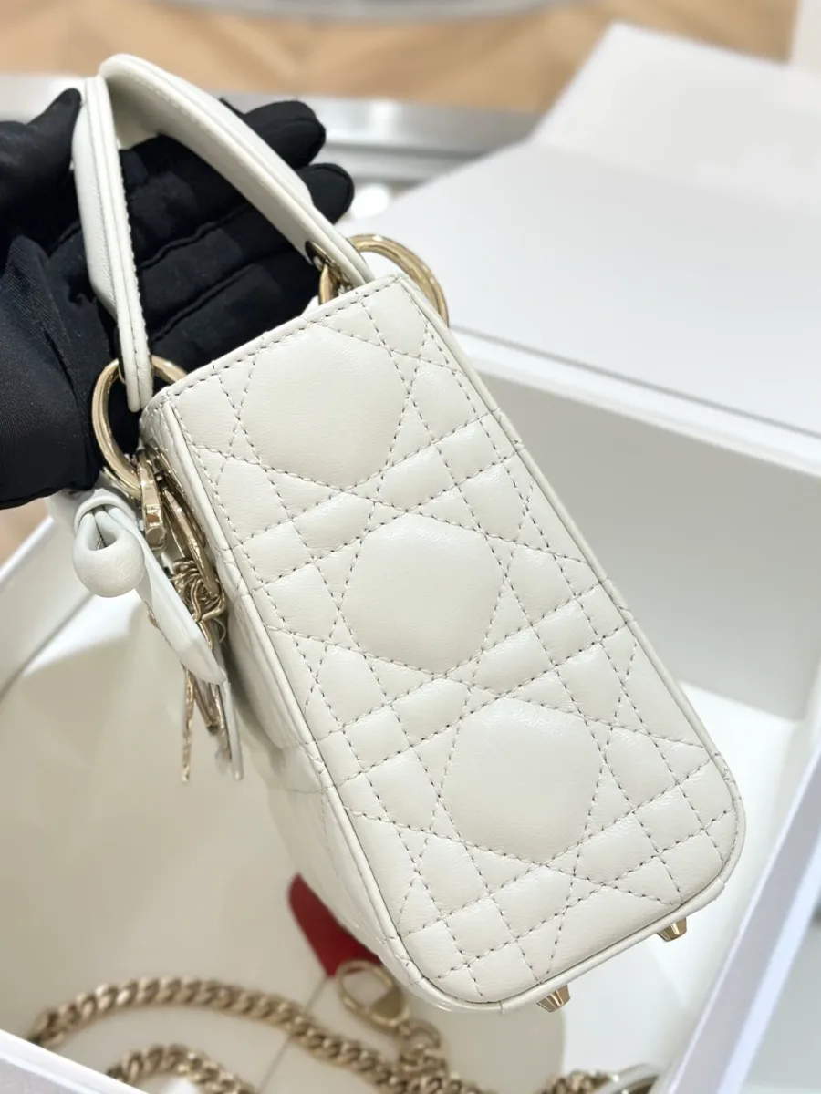 Вид сбоку на белую сумку Dior Lady 17, демонстрирующий форму и объем