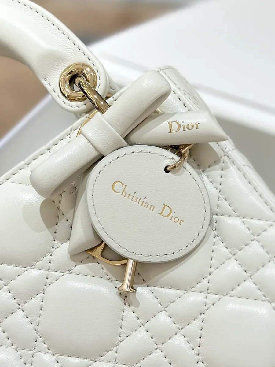 Крупный план круглой кожаной подвески с тиснением Christian Dior