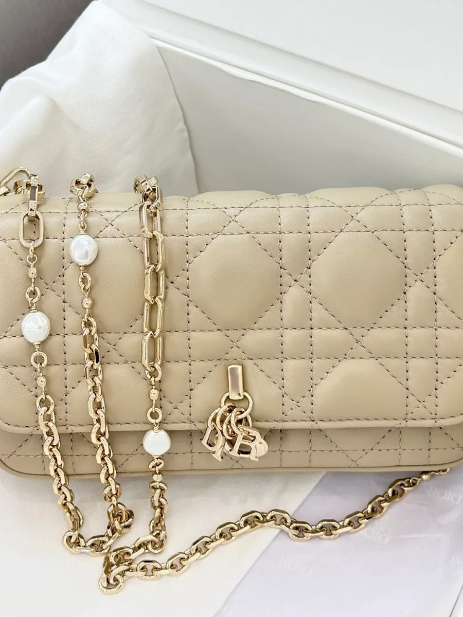 Бежевый клатч Dior WOC на цепочке с бусинами, вид спереди