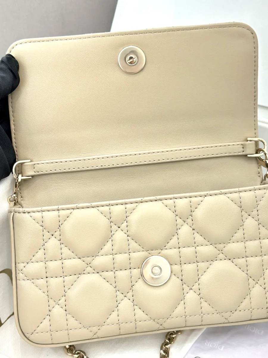 Открытый клатч Dior WOC, вид изнутри на магнитную застежку