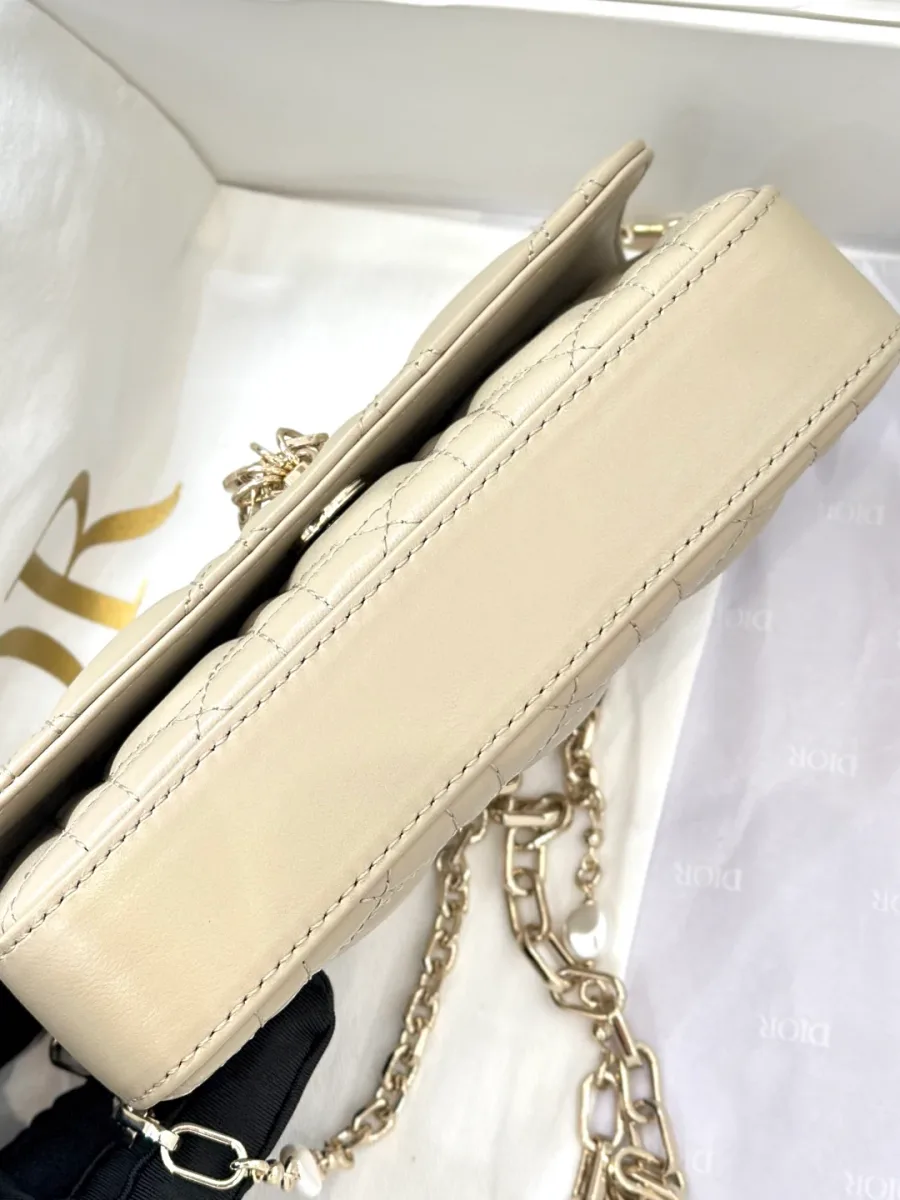 Вид снизу на клатч Dior WOC, демонстрирующий швы и форму