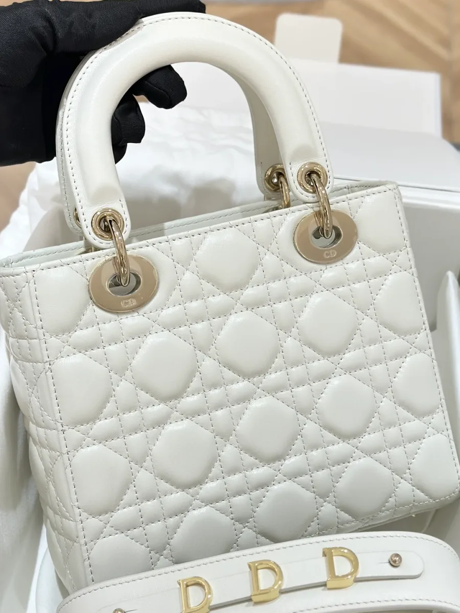 Сумка Lady Dior молочного цвета из стеганой кожи ягненка, вид спереди