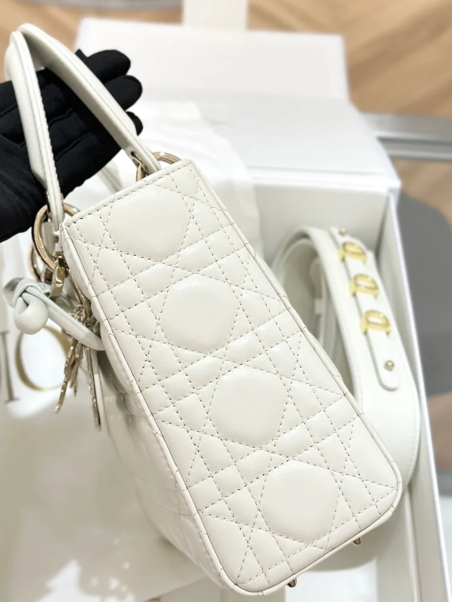 Сумка Lady Dior молочного цвета, вид сбоку, демонстрирующий стеганый узор Cannage