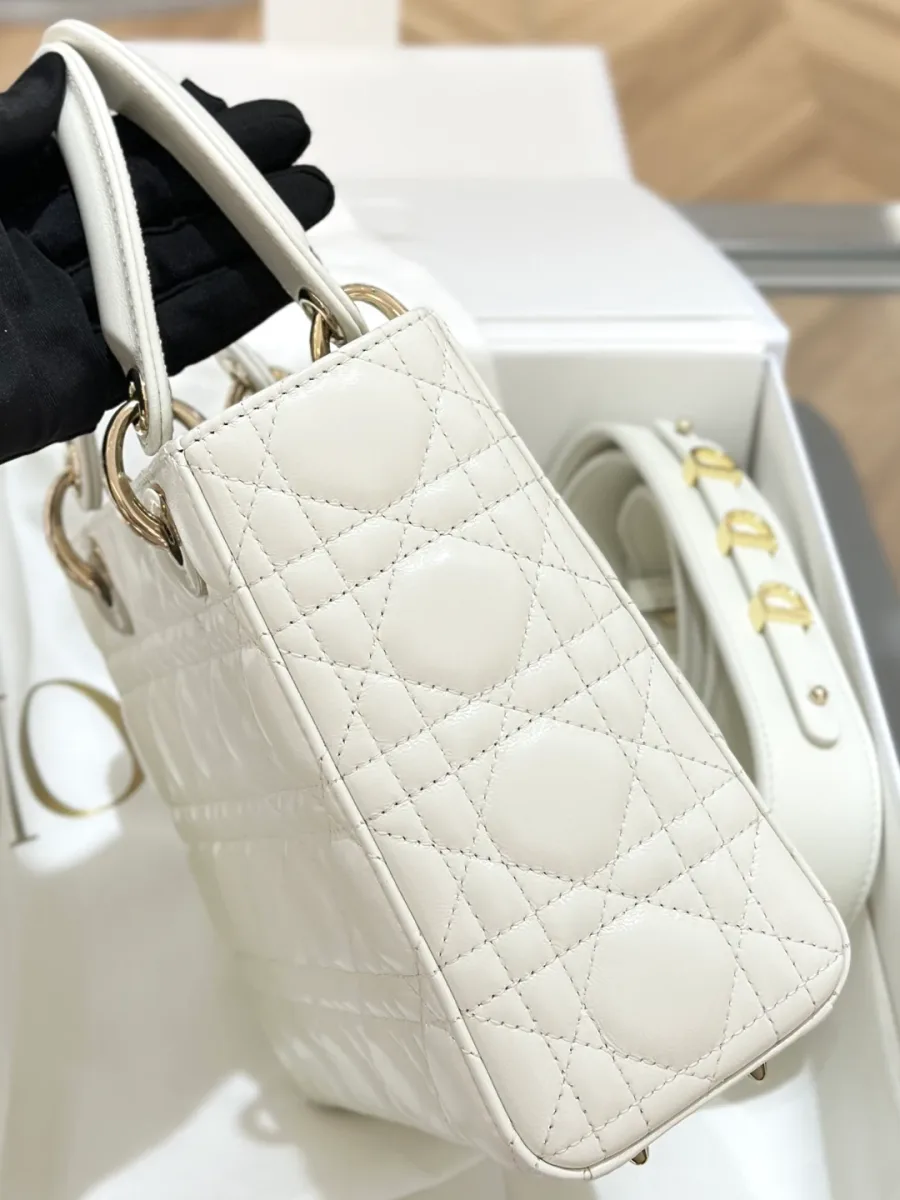 Сумка Lady Dior, вид в три четверти, показывающий форму и ручки