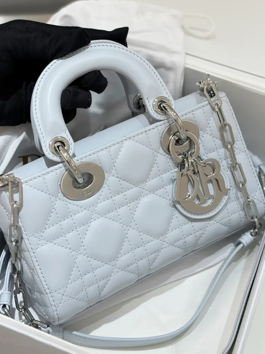 Голубая сумка Lady D-Joy 19 из стеганой кожи, вид спереди с металлическими шармами DIOR
