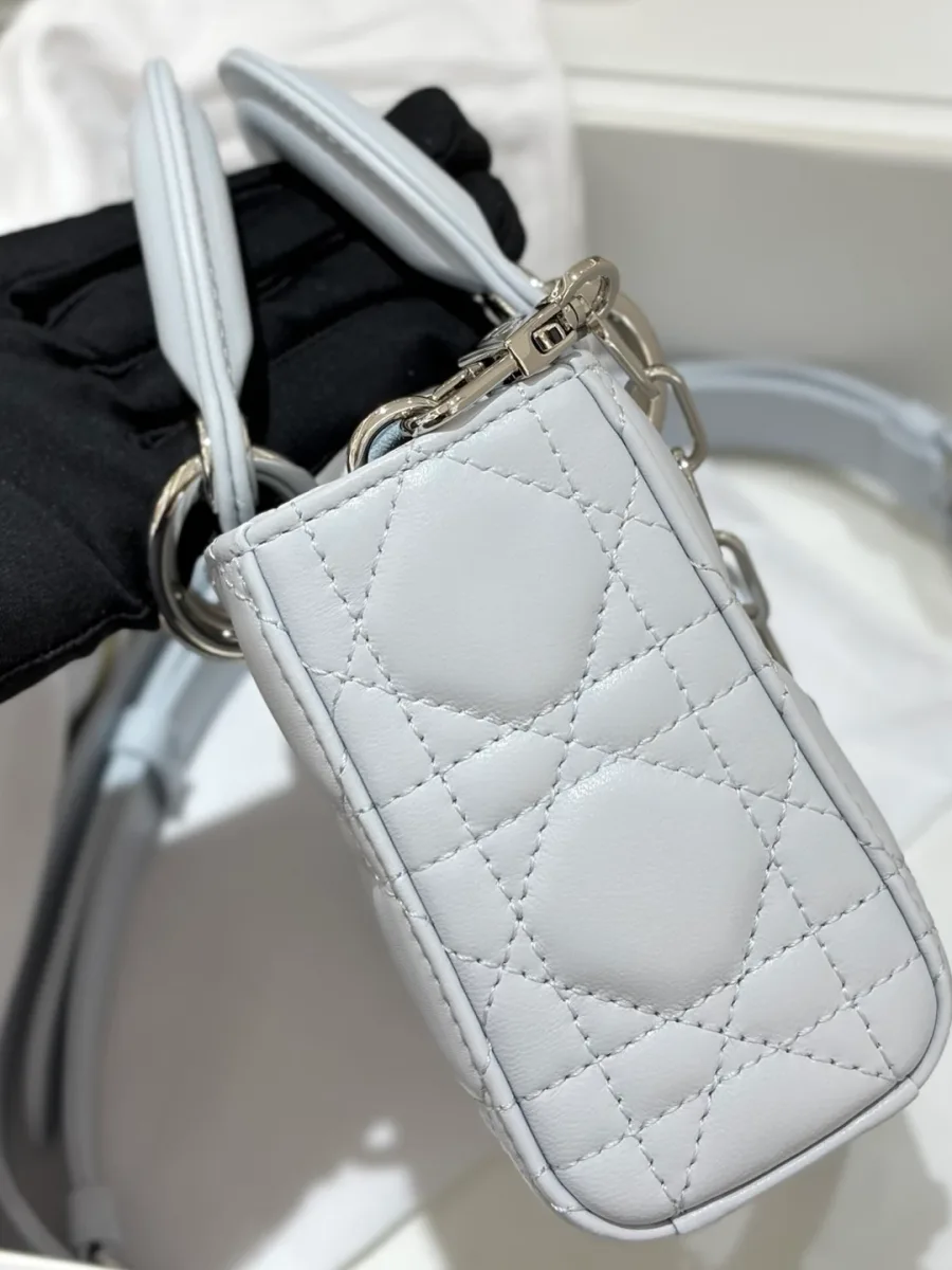 Боковая сторона голубой сумки Lady D-Joy 19, демонстрирующая объем и стеганый узор