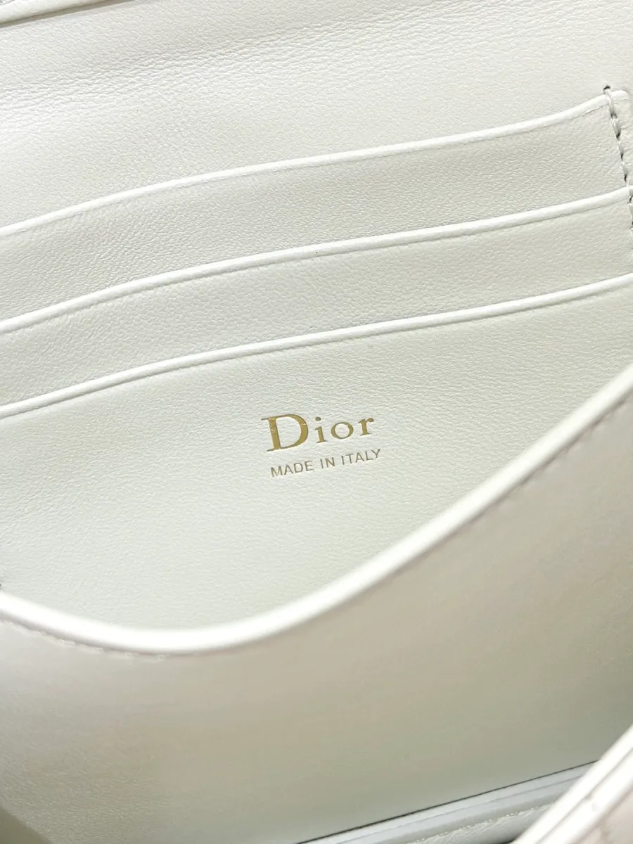 Внутреннее отделение белой сумки WOC с золотистым тиснением Dior Made in Italy