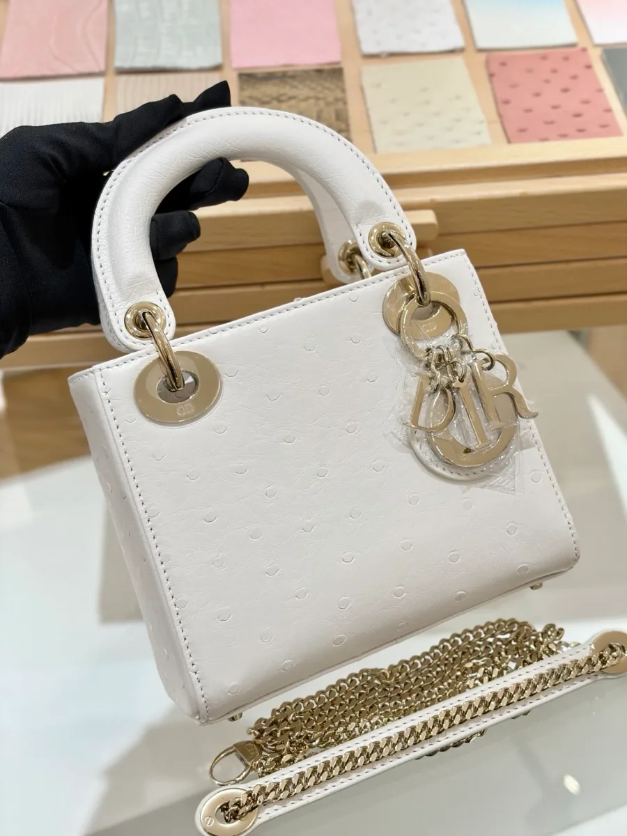Белая сумка Lady Dior 17 из кожи страуса с золотистой фурнитурой, вид спереди