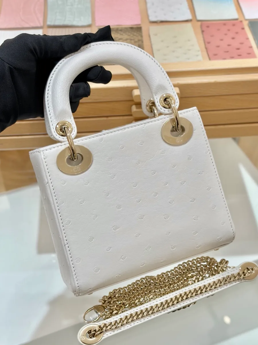 Белая сумка Lady Dior 17 из кожи страуса, вид сзади