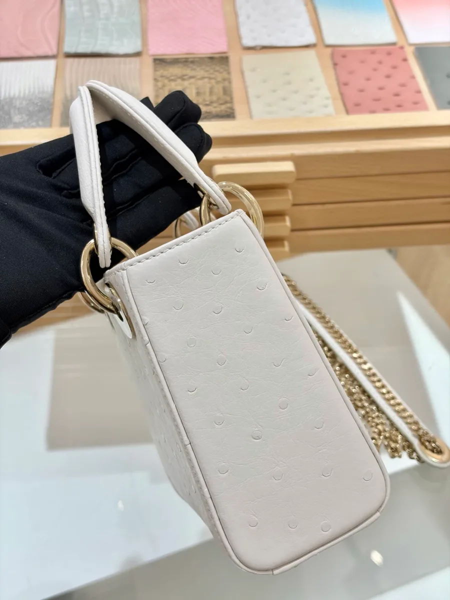 Белая сумка Lady Dior 17 из кожи страуса, вид сбоку