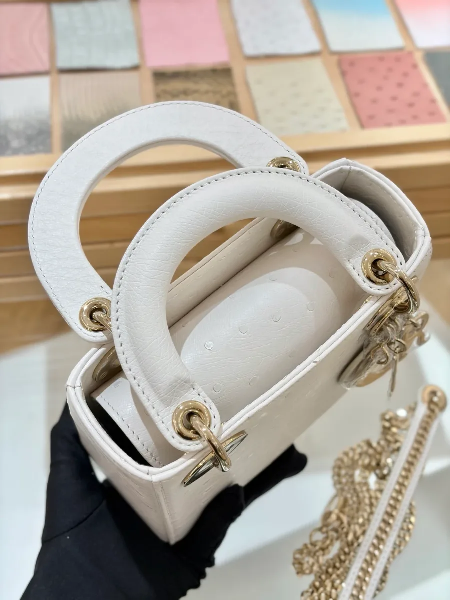 Вид сверху на открытую сумку Lady Dior 17 с ручками