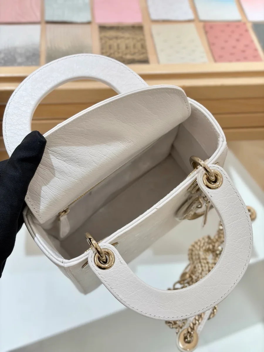 Внутреннее отделение сумки Lady Dior 17 из белой кожи