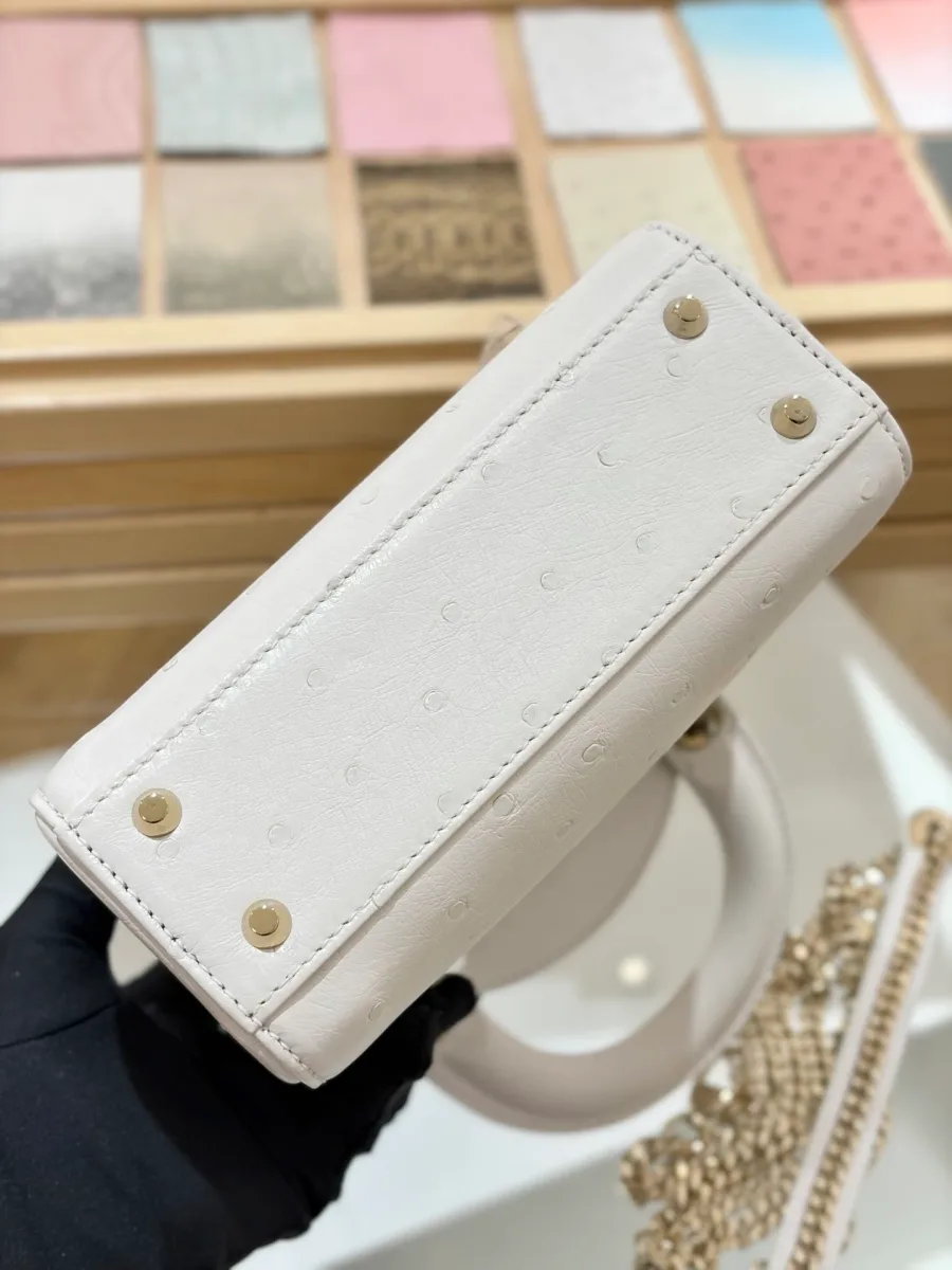 Вид на дно сумки Lady Dior 17 с четырьмя металлическими ножками