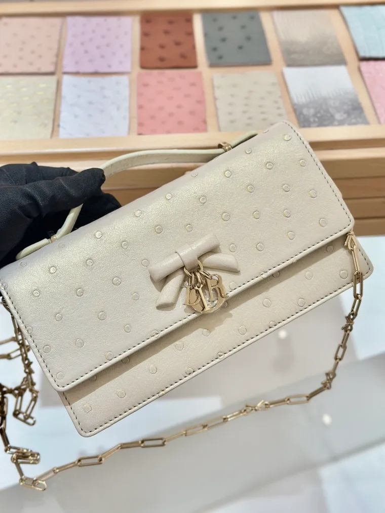 Dior Бежево-золотой клатч WOC из кожи страуса