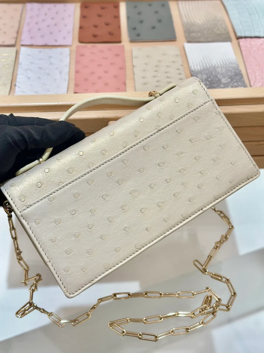 Клатч Dior WOC из кожи страуса бежево-золотого цвета, ракурс сверху