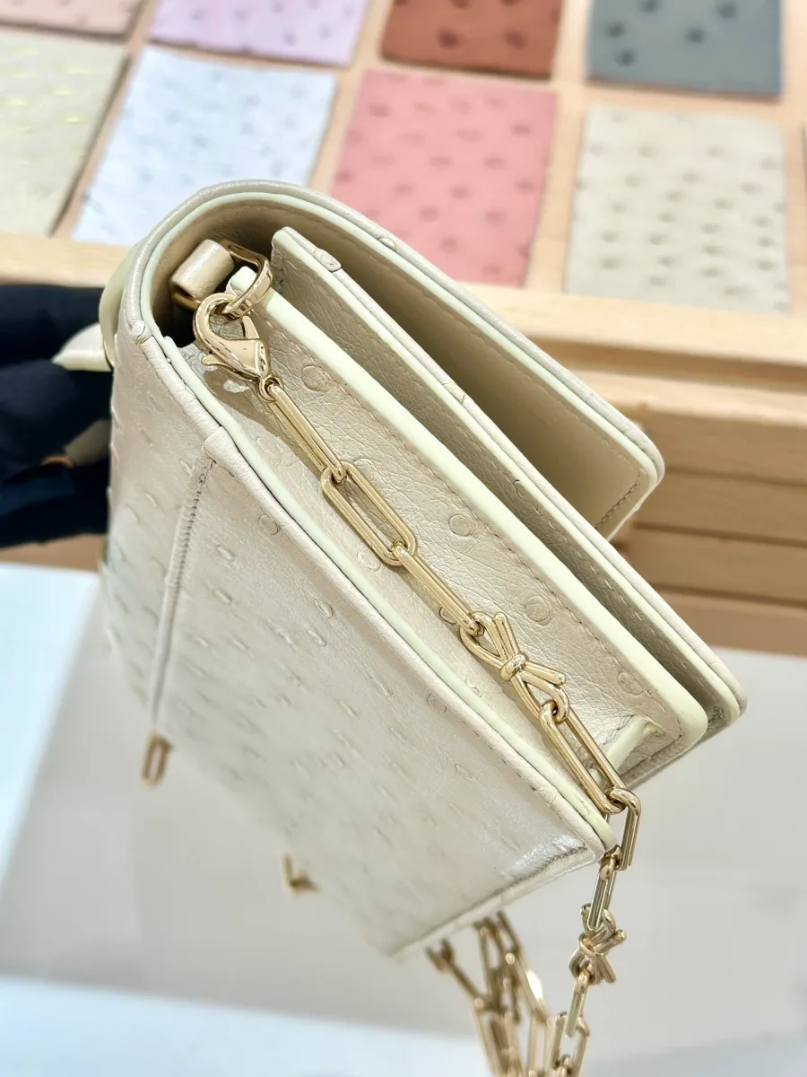 Вид сбоку на открытый клатч Dior WOC, демонстрирующий ширину