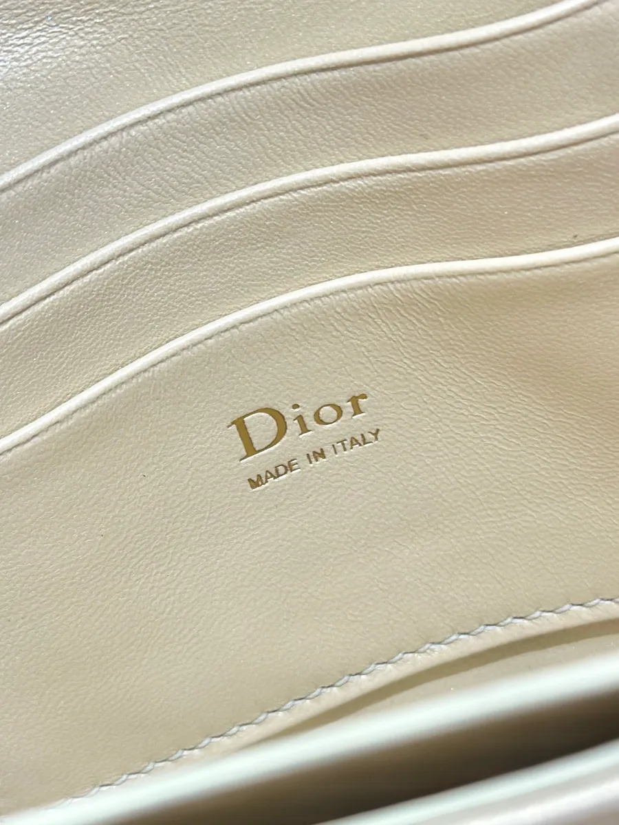 Золотистый штамп Dior Made in Italy на внутренней кожаной отделке