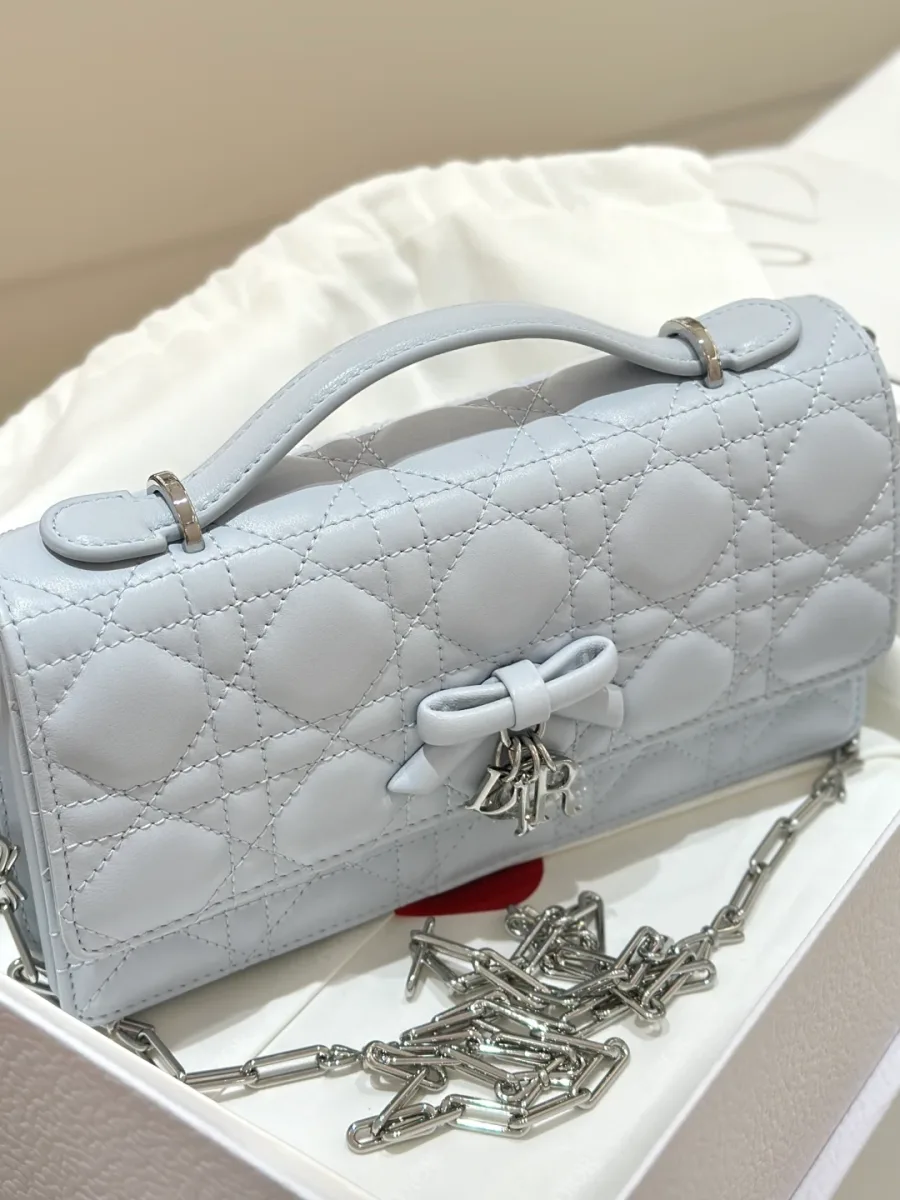 Голубая сумка Dior WOC с верхней ручкой и цепочкой, вид в три четверти.