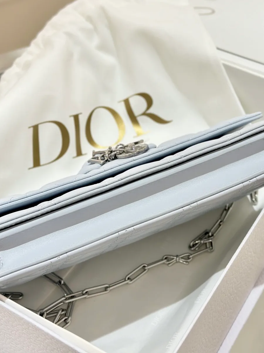 Голубая сумка Dior WOC, вид снизу на донышко и боковые стороны.