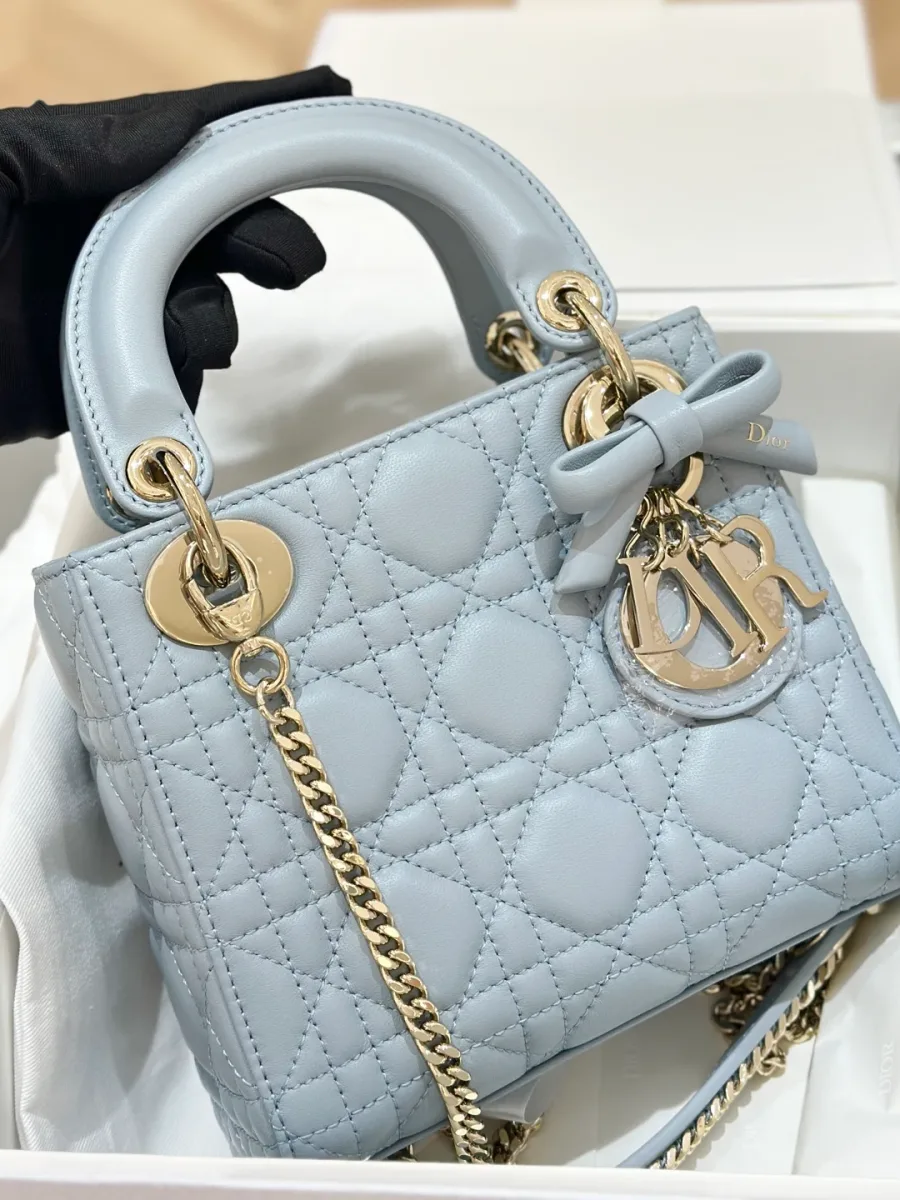 Серо-голубая сумка Dior Lady 17 с бантом, вид спереди в коробке