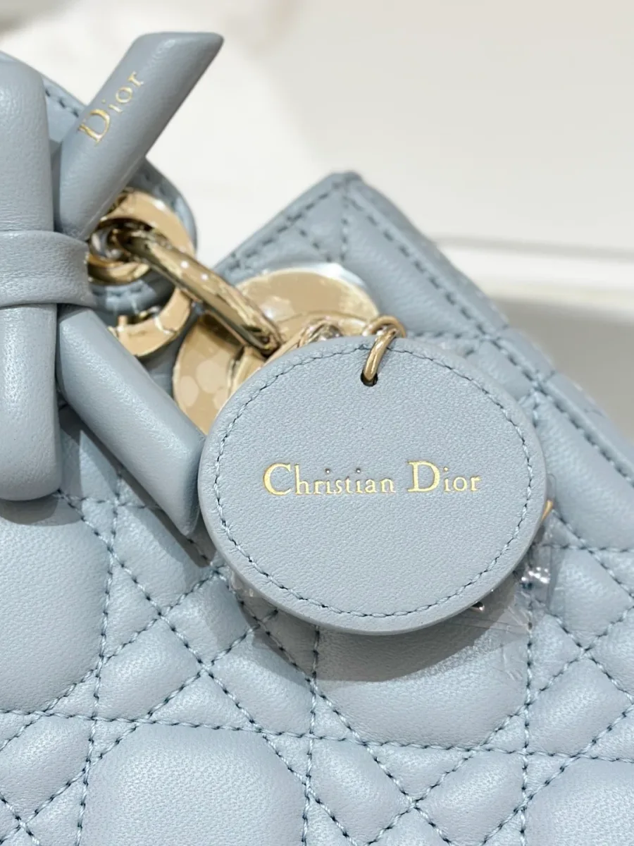 Кожаный круглый ярлык с тиснением Christian Dior на сумке, крупный план