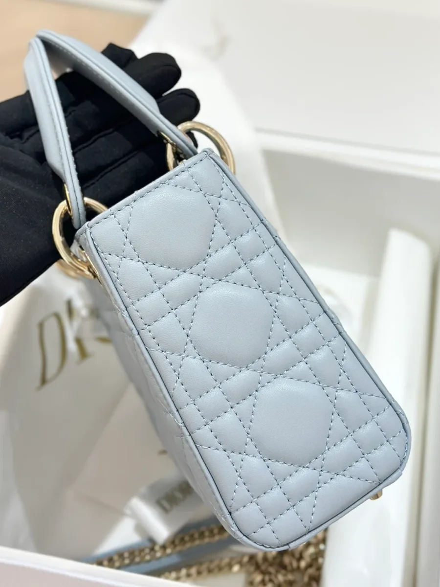 Серо-голубая сумка Dior Lady 17, вид сбоку, демонстрирующий стеганый узор Cannage
