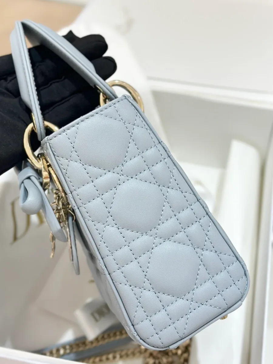 Серо-голубая сумка Dior Lady 17, вид сбоку с плечевым ремнем